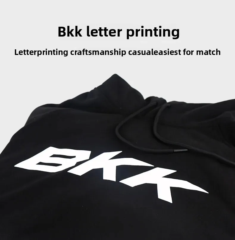 Detalle del estampado de pesca en la sudadera