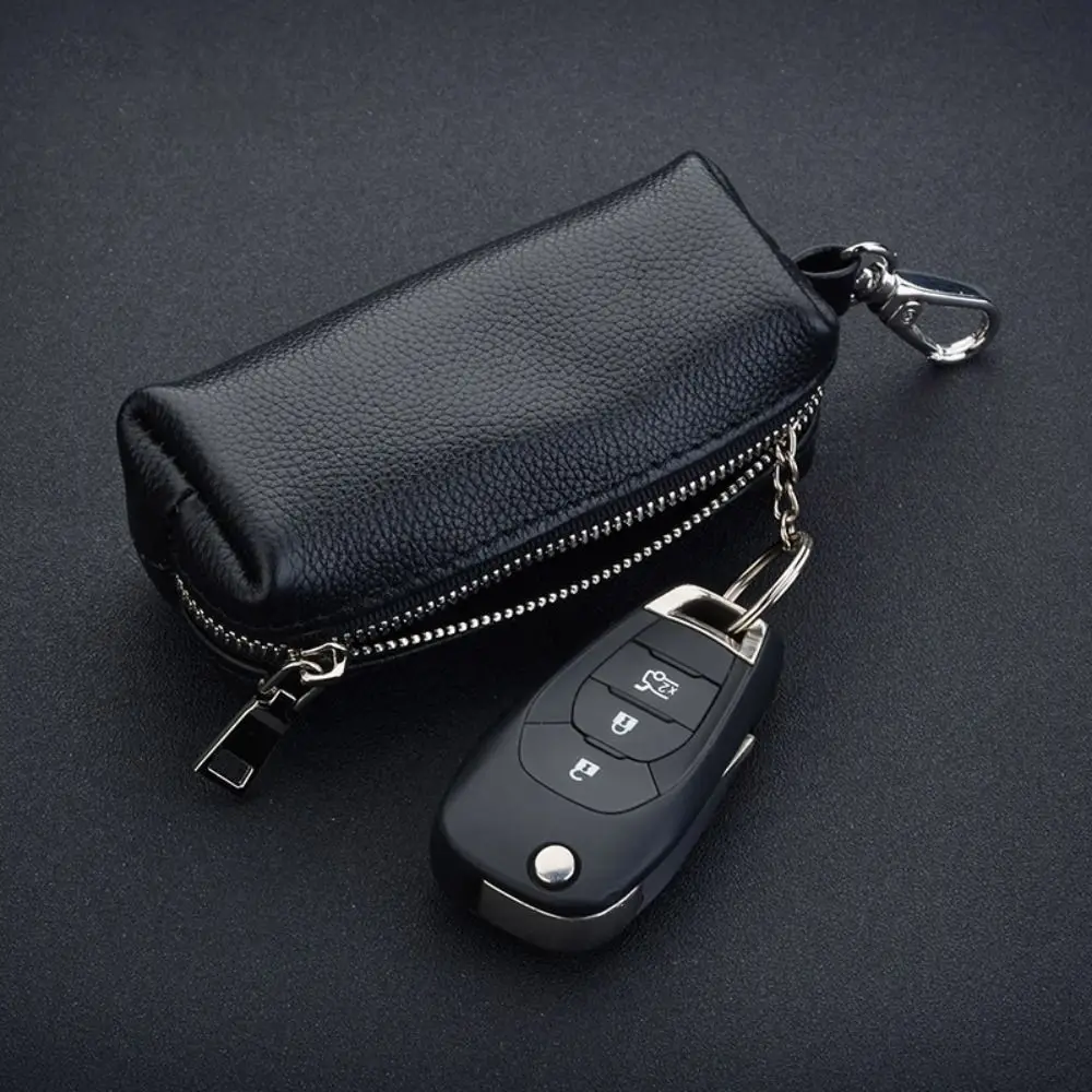Bolsa para llaves de cuero genuino en uso cotidiano