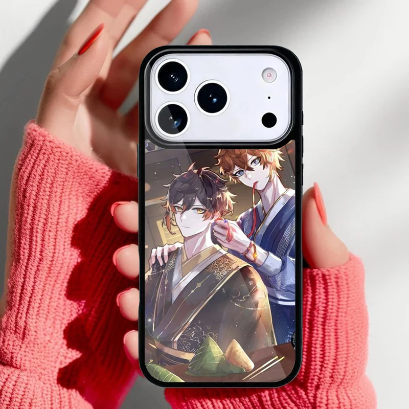 Funda Zhongli instalada en iPhone mostrando ajuste y bordes