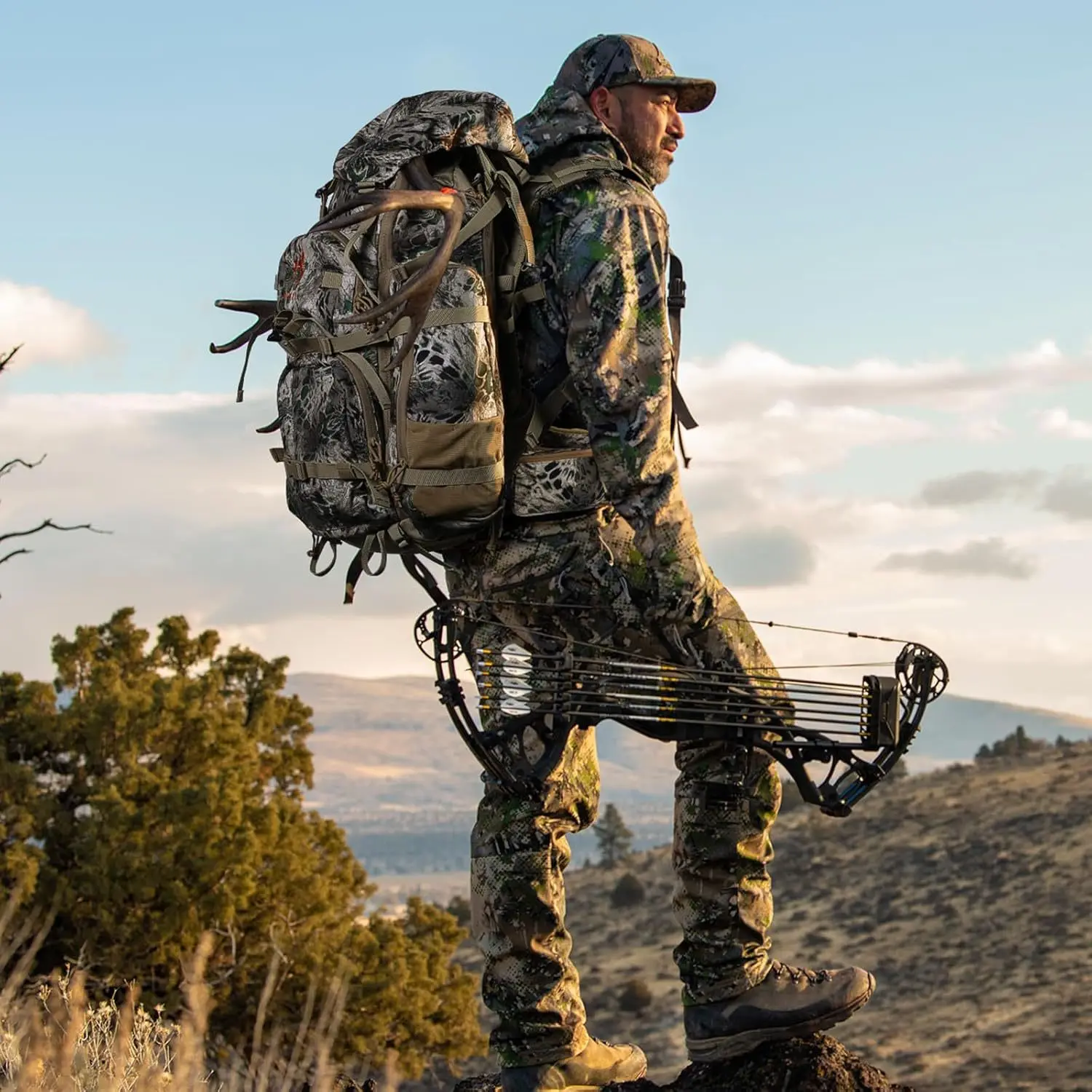 Vista frontal de la mochila camuflaje 80L mostrando sus bolsillos laterales y frontal