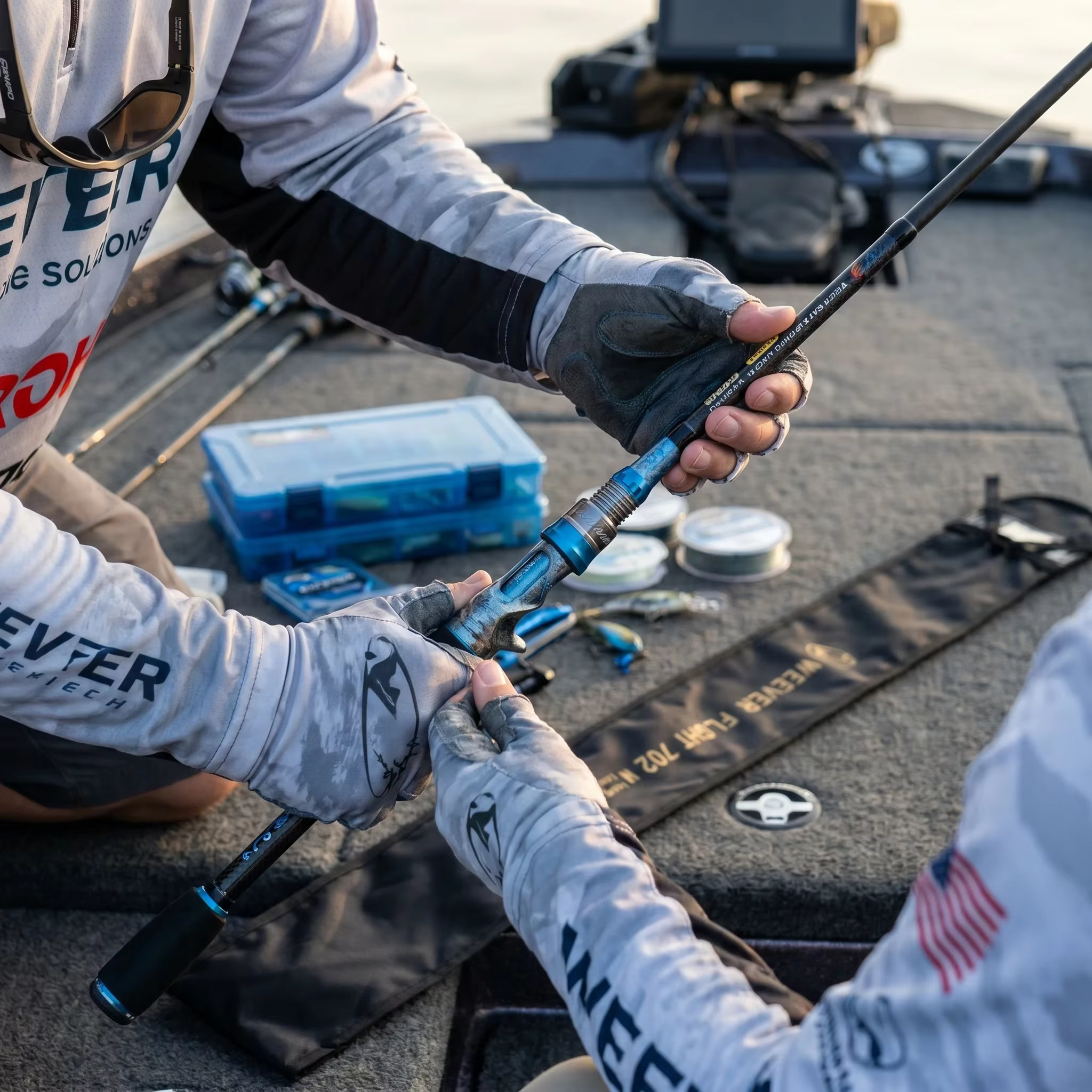 Caña Goture completamente extendida sobre superficie de pesca