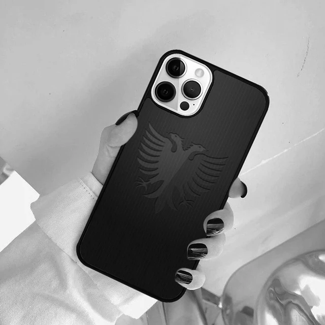 Mano colocando la funda