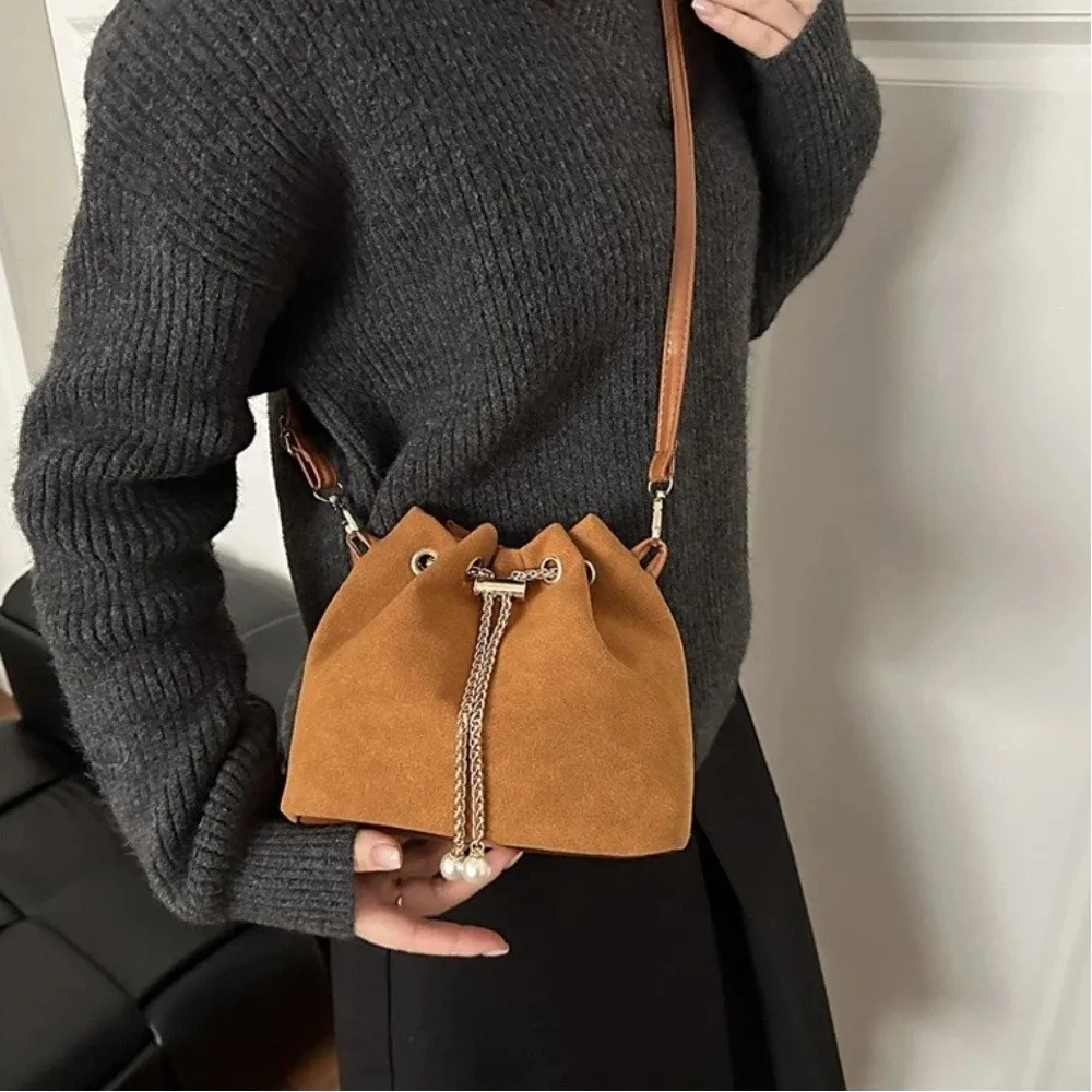 Bolsa bandolera tote con cordón antelina efecto y correa ajustable - imagen 4
