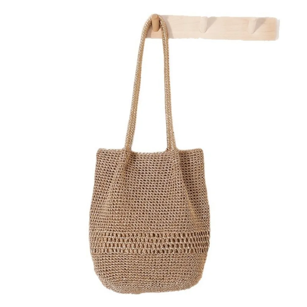 Bolso de paja boho tipo cubo dorado con líneas metálicas - imagen 4