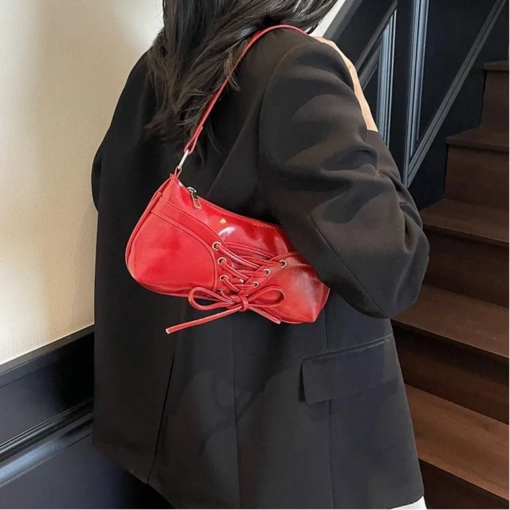 Bolso de hombro con acabado brillante en tono plateado