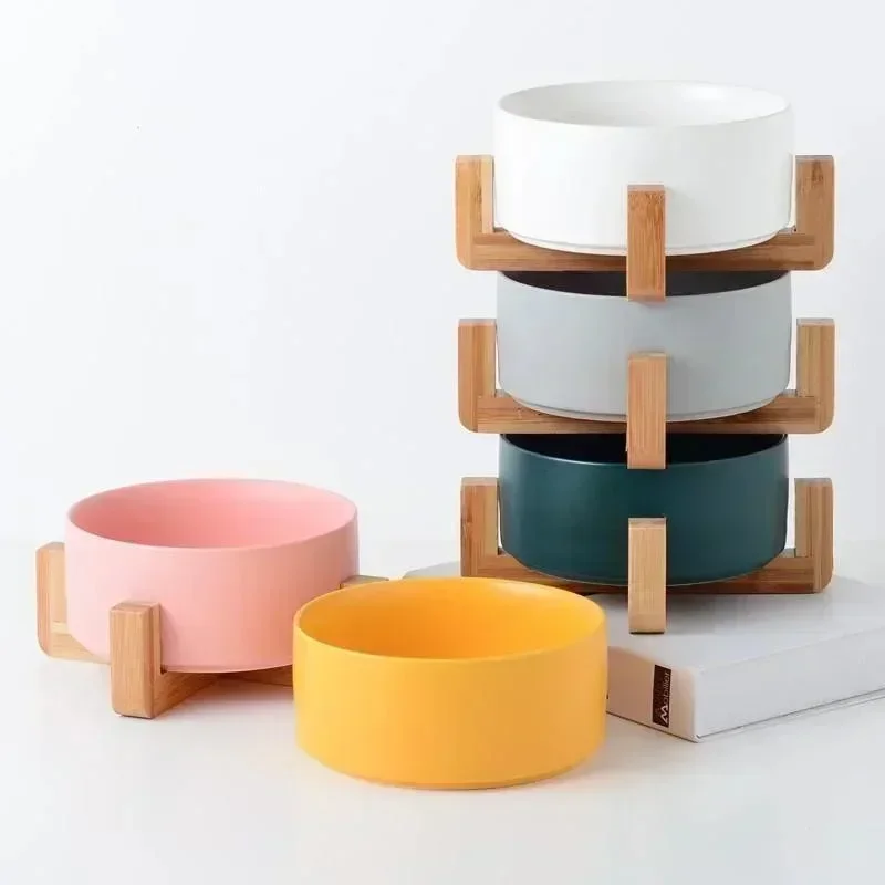 Comedero elevado de madera con cuencos de cerámica para gatos y perros