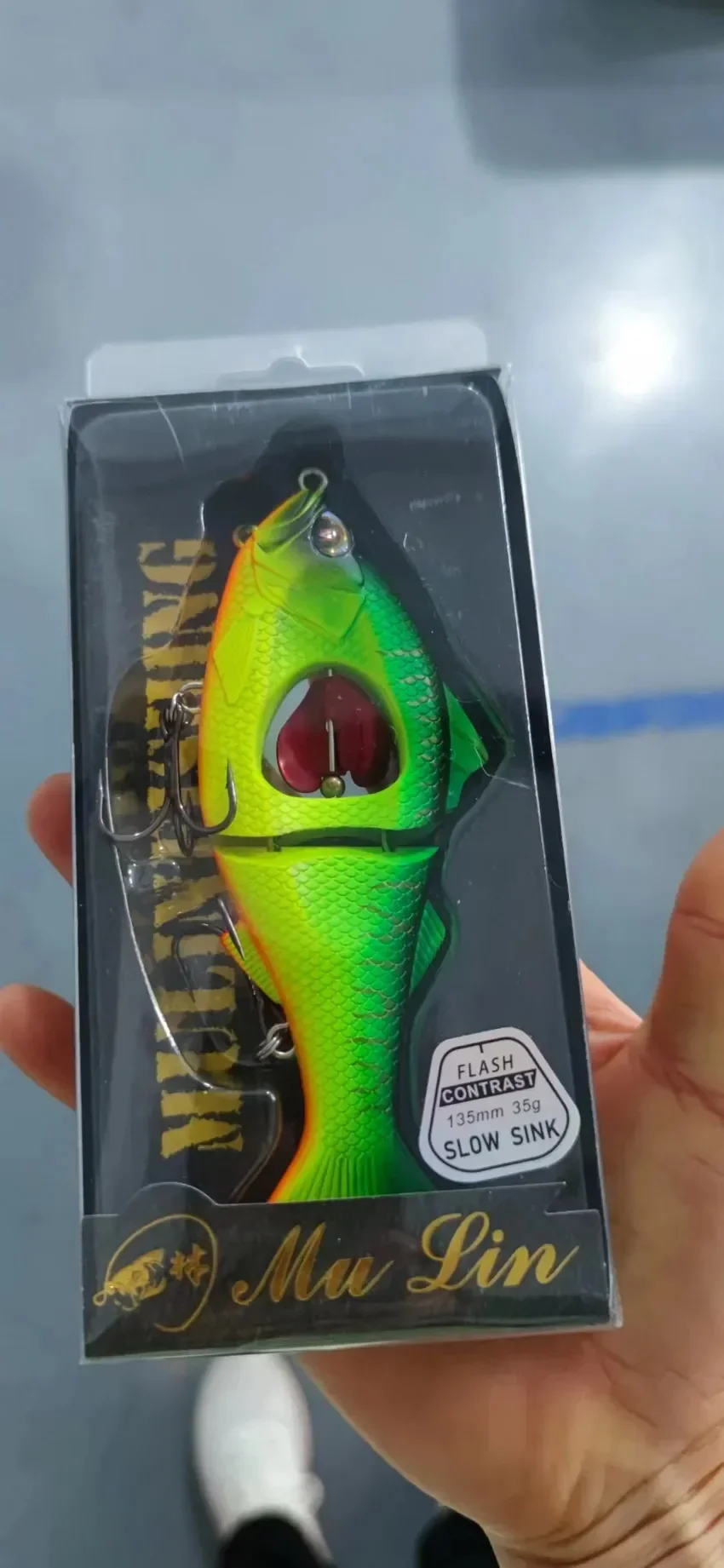 Señuelo swimbait en entorno de pesca