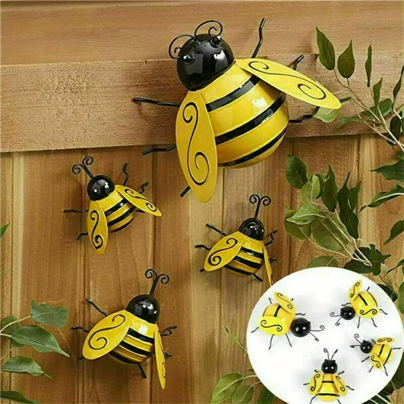 Juego de 4 abejas decorativas de metal colgadas en una pared exterior