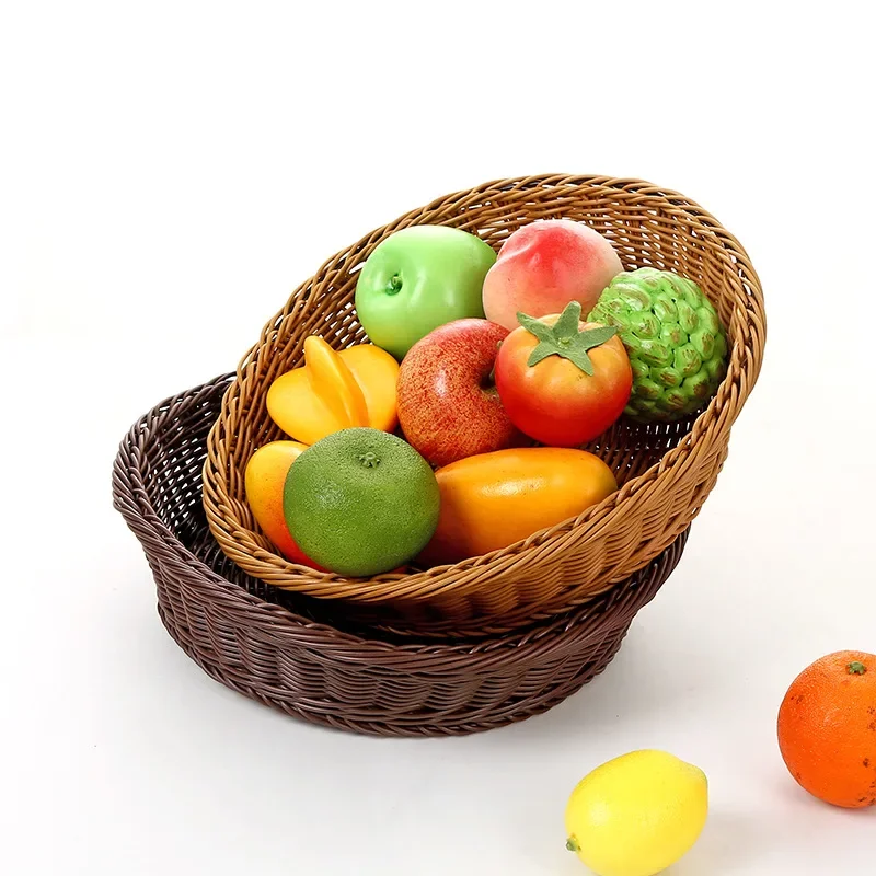 Cesta de ratán pequeña sobre mostrador de frutas