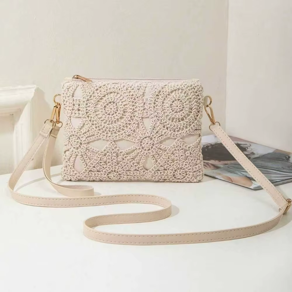 Detalle tejido bohemio y acabado en PU de la crossbody