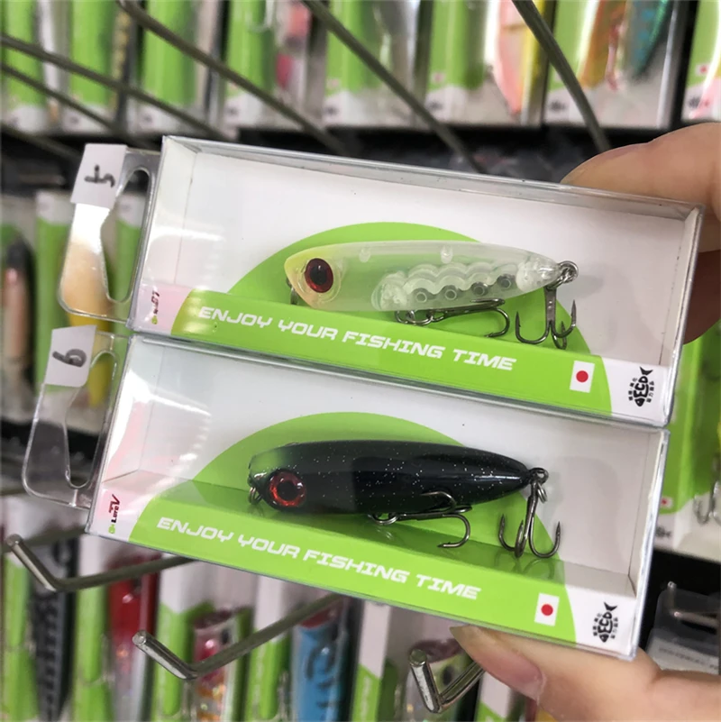 Pescador usando el señuelo