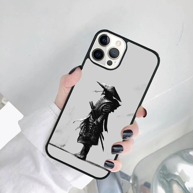 Detalle del diseño de guerrero samurai en funda para iPhone