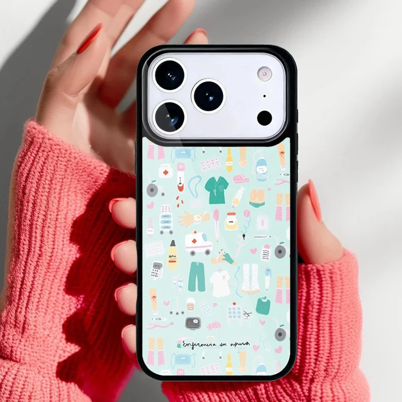 Detalle del diseño de estetoscopio en la funda