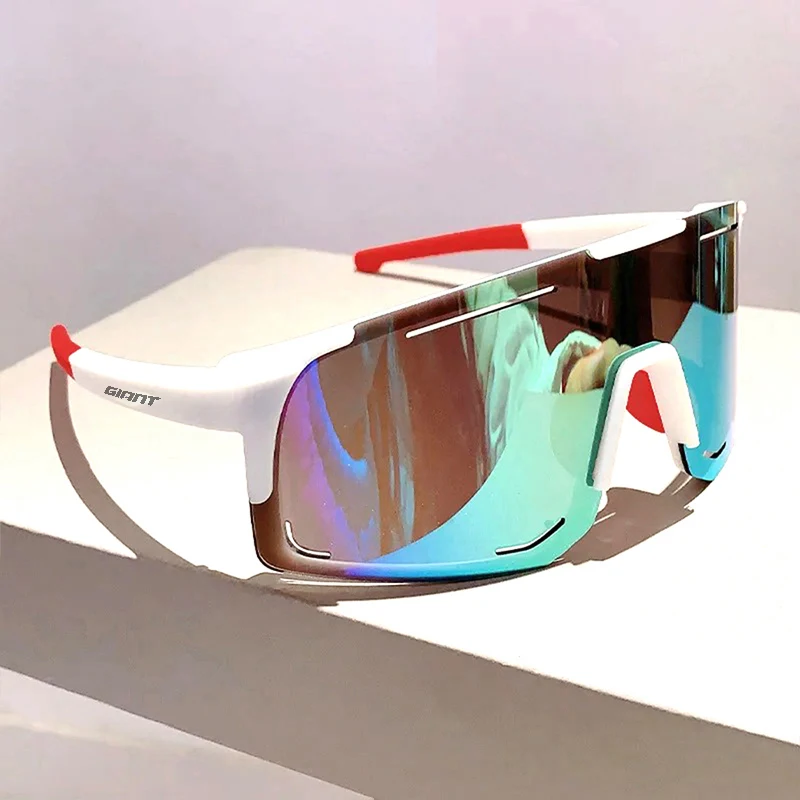Gafas sobre bicicleta de montaña en ruta