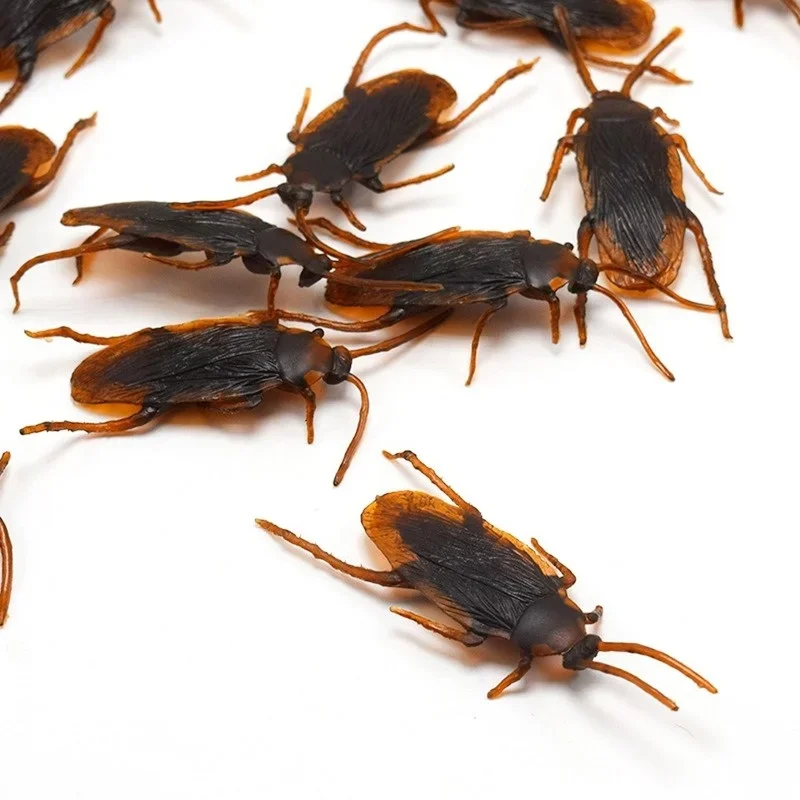 Cucarachas falsas realistas para bromas en Halloween