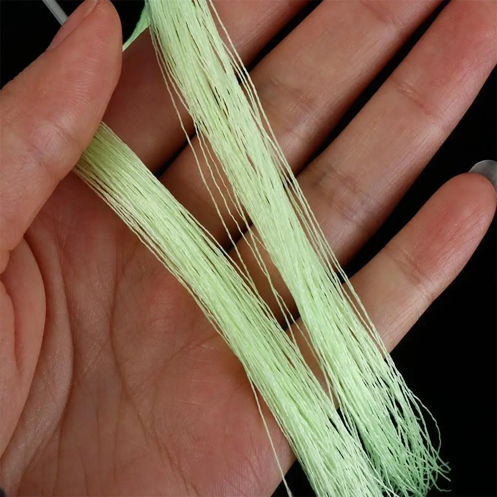 Diferentes patrones de mosca creados con hilo fluorescente