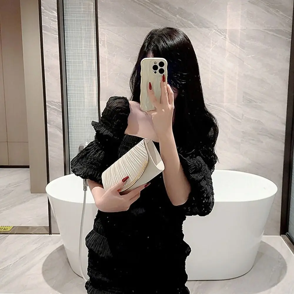 Clutch de fiesta con acabado brillante