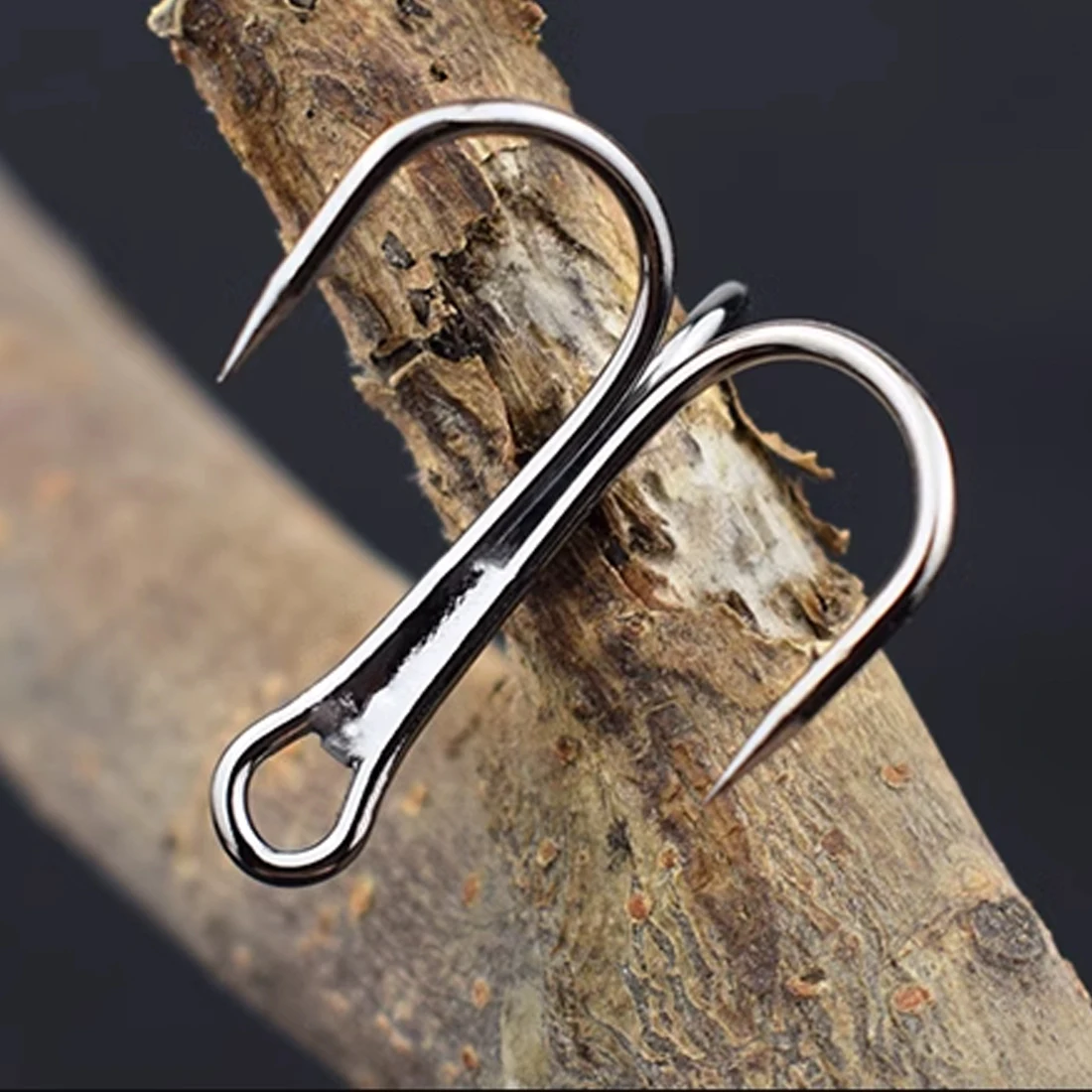 Anzuelo triple FishTrip mostrando detalle del acero y recubrimiento