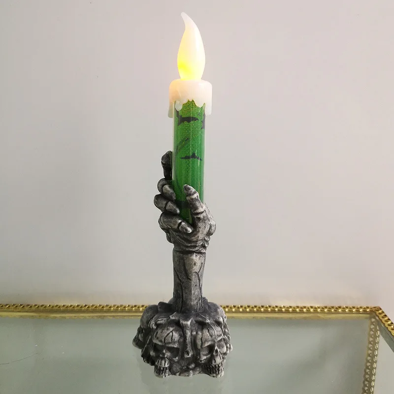 Vela LED iluminada en ambiente oscuro de fiesta