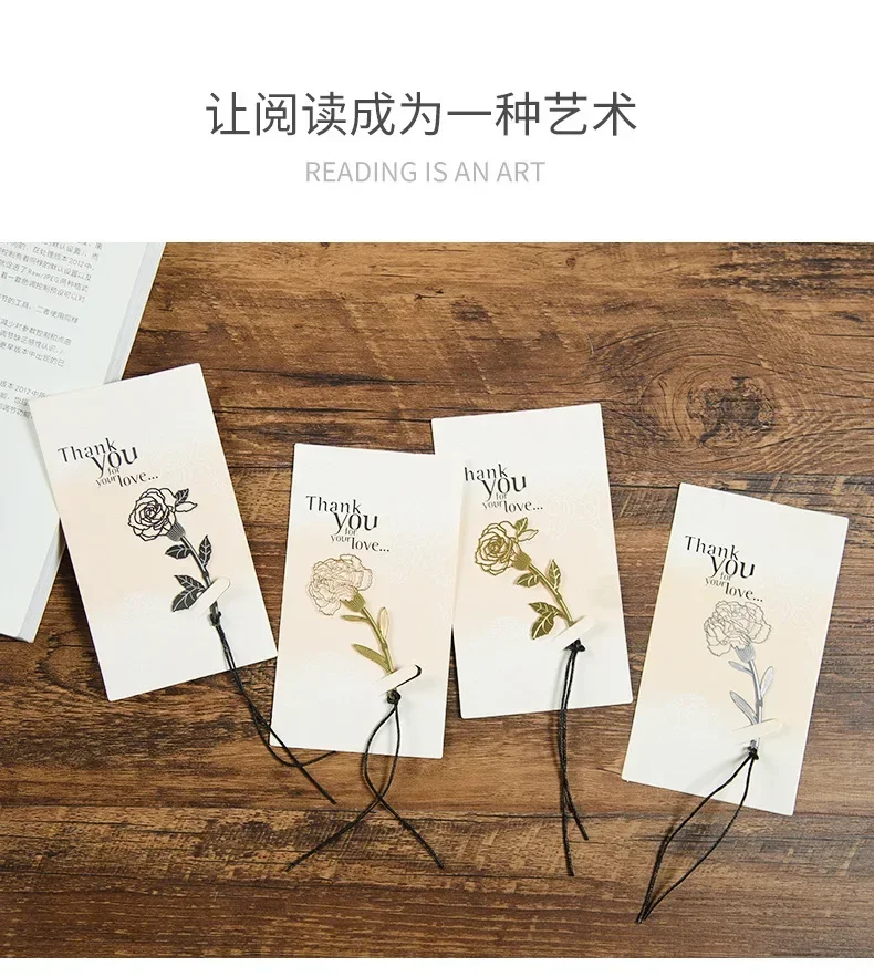Marcapáginas metálico con diseño floral y rosa