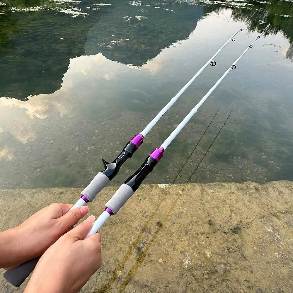 Pescador usando la caña en la orilla de un lago
