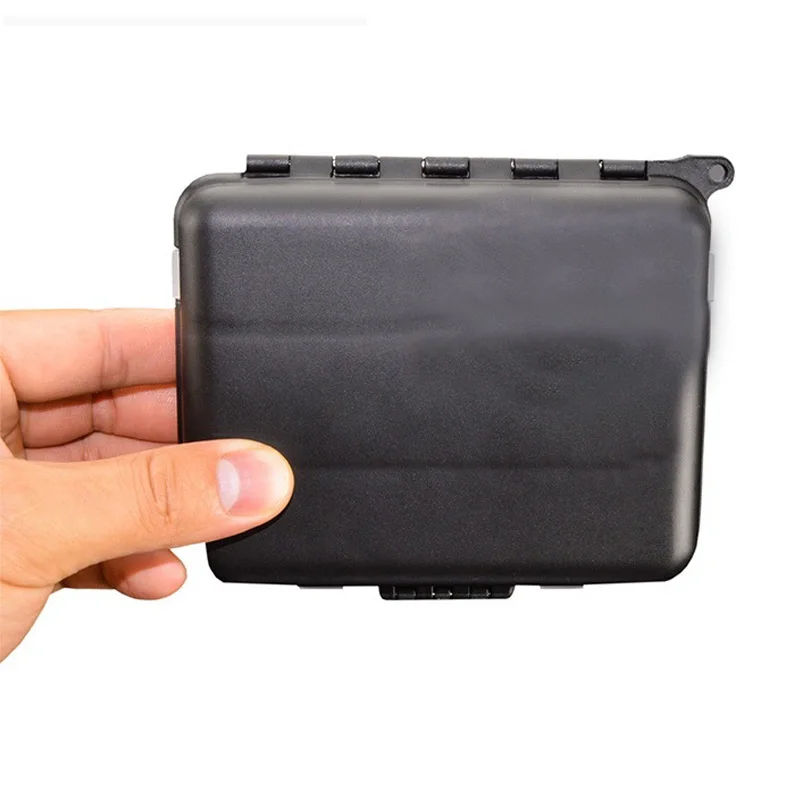 Caja colocada en el bolsillo de un chaleco de pesca