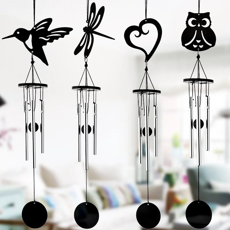 Campana de viento metálica con diseño de colibrí colgada al aire libre