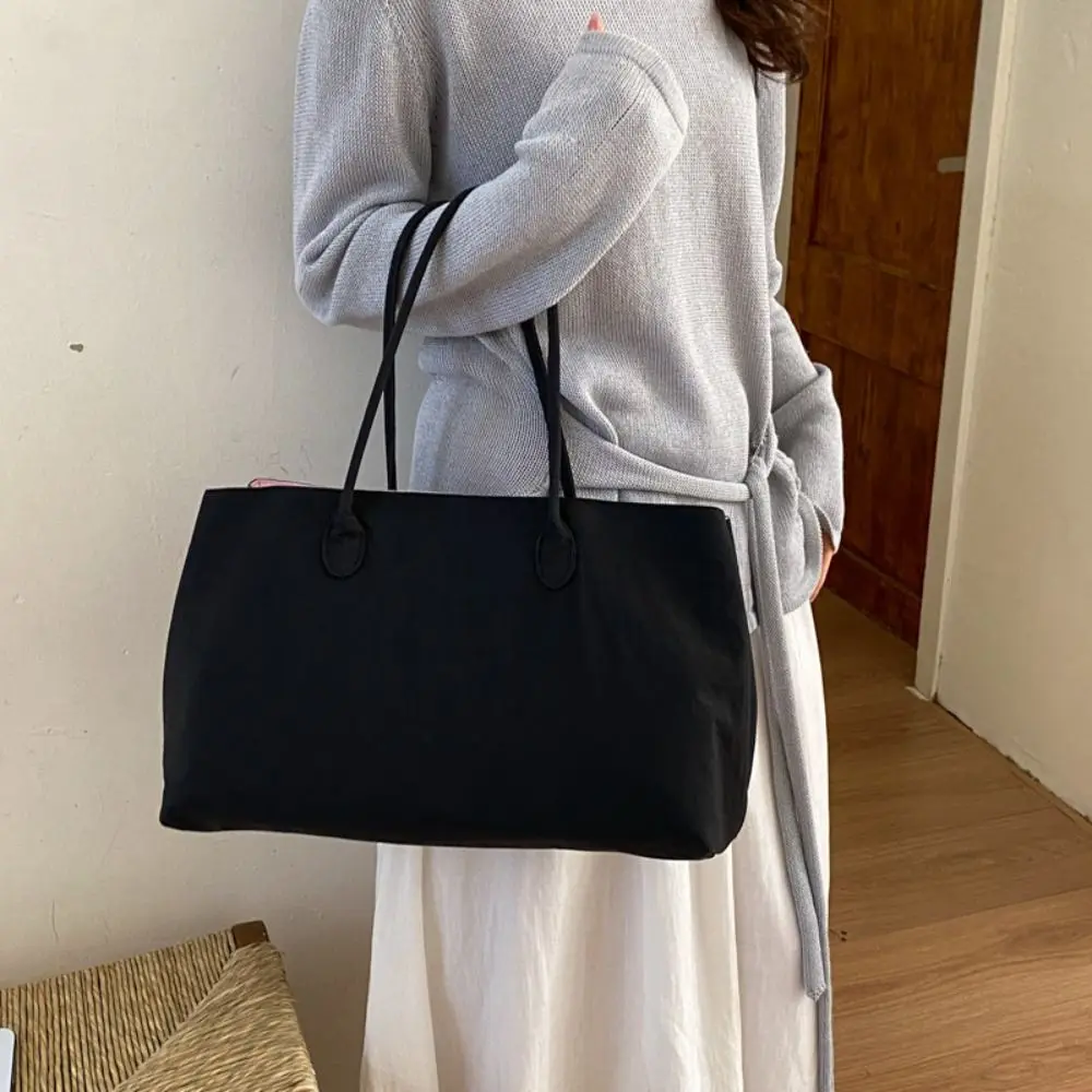 Detalle del tejido y la forma del tote