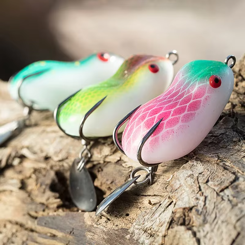 Micro Señuelo Rana Suave Lentejuelas Doble Gancho Topwater - imagen 3