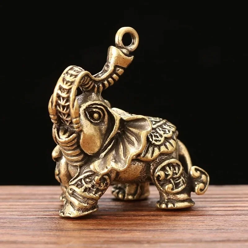 Llavero de elefante de latón visto desde el frente