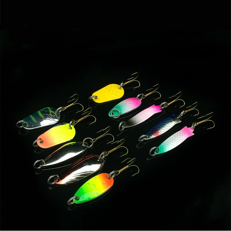 Kit de pesca con señuelos giratorios y cucharillas lentejuelas - imagen 2