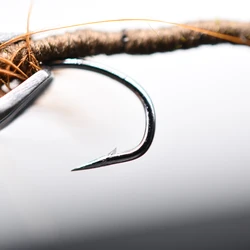 MNFT Adams Marrón – Mosca seca cuerpo extendido para pesca trucha