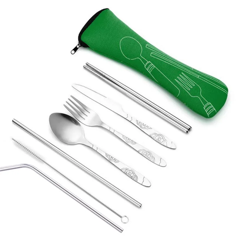 Piezas del set: cuchara, tenedor, cuchillo, palillos, pajitas y cepillo