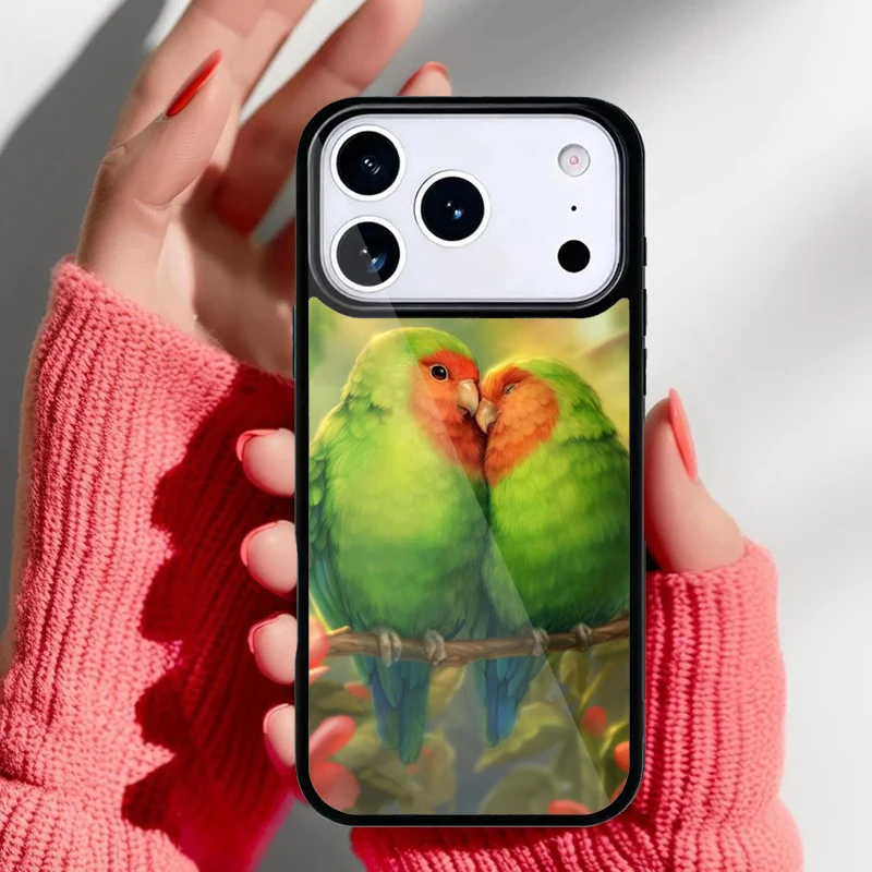 Loro tropical con plumaje verde y rojo sobre la carcasa