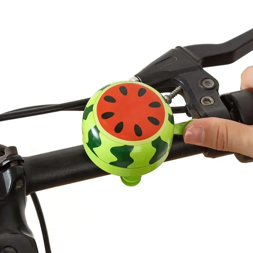 Timbre instalado en el manubrio de una bicicleta de ciudad