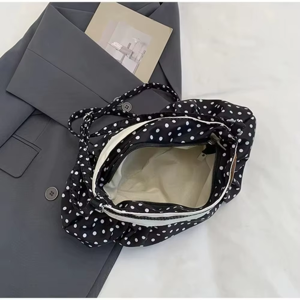 Tres opciones de color del bolso con lunares y botones de madera