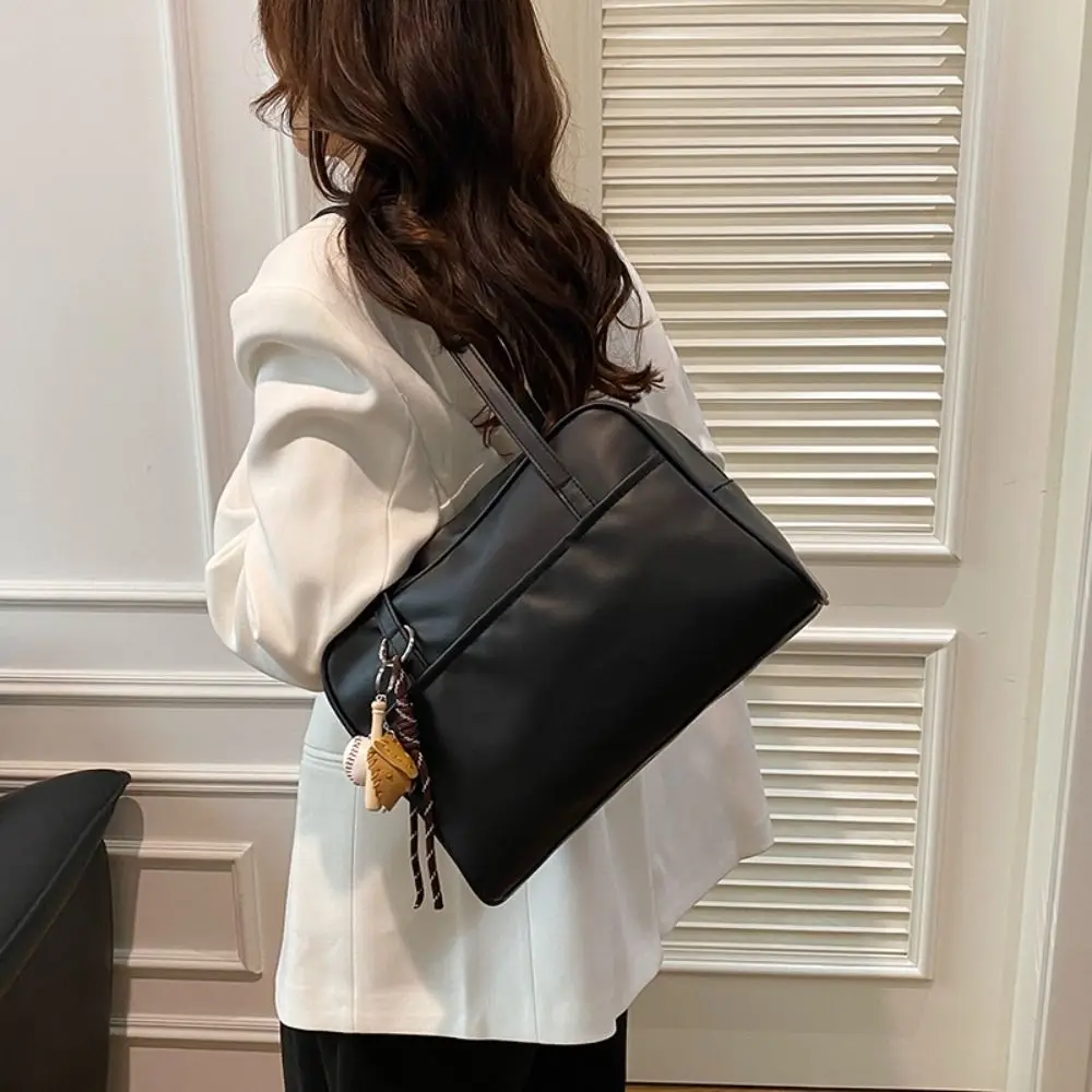 Bolso cruzado de cuero PU en color negro