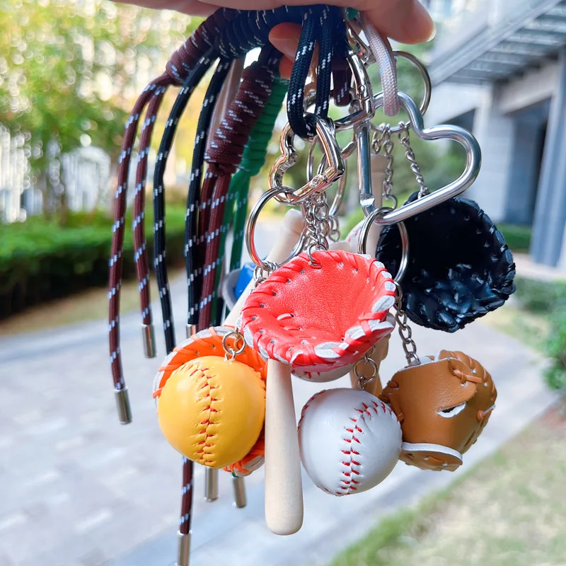 Llavero de béisbol con guante, bate y pelota en color rojo
