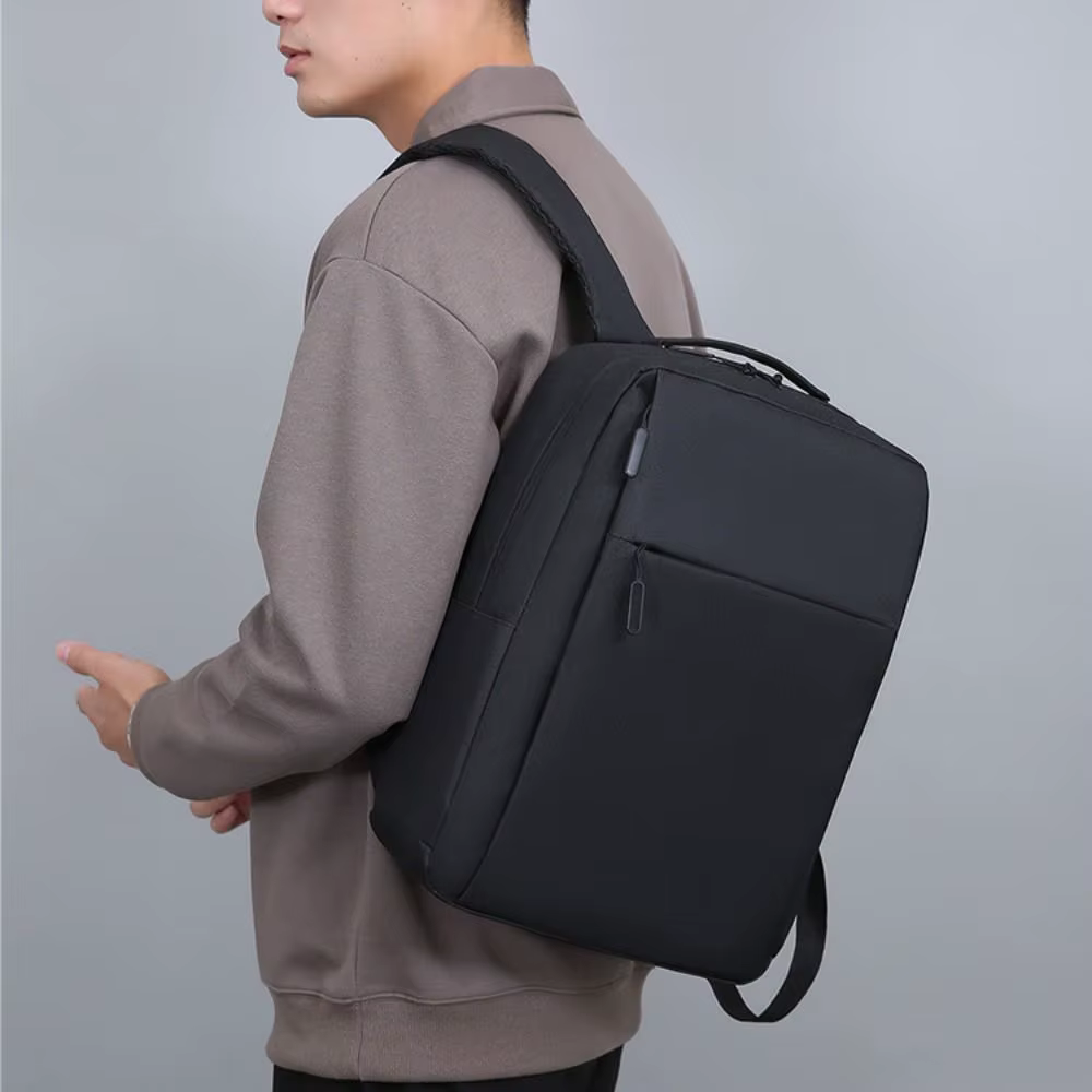 Mochila Oxford negra cerrada con correas visibles