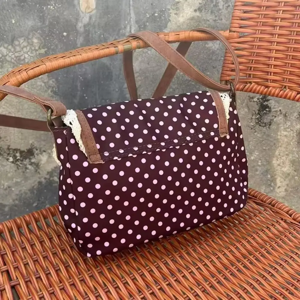 Bolso vintage de lona con lunares, encaje y correa al hombro - imagen 3