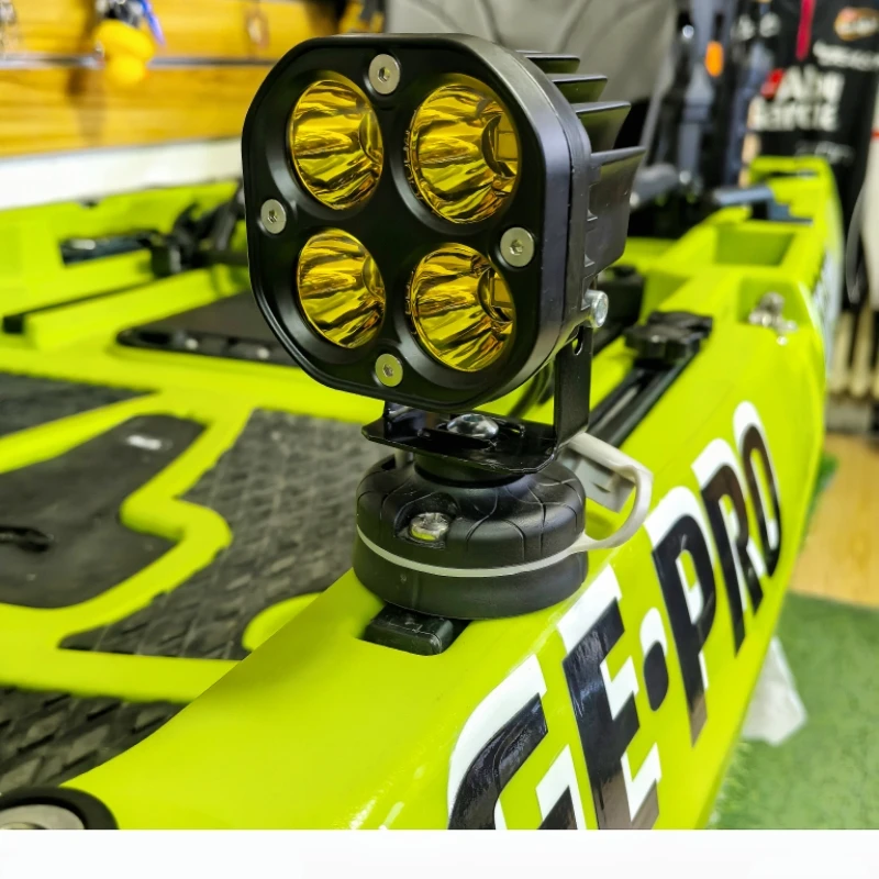 Foco LED encendido mostrando luz blanca intensa