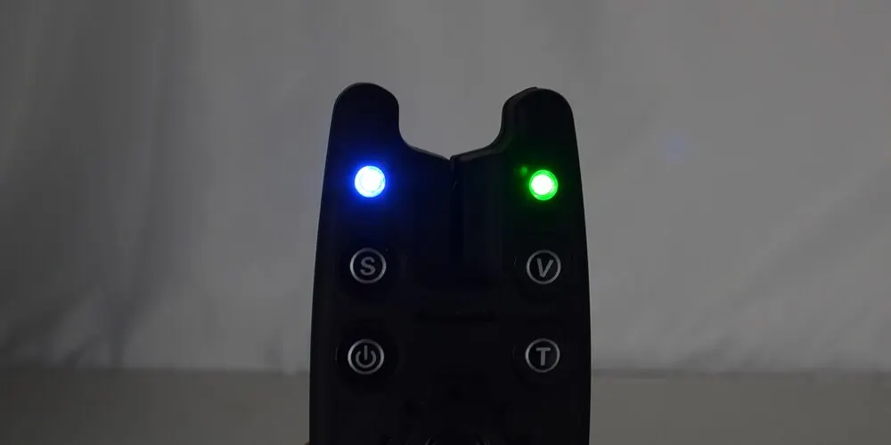 Detalle de controles de volumen, tono y sensibilidad