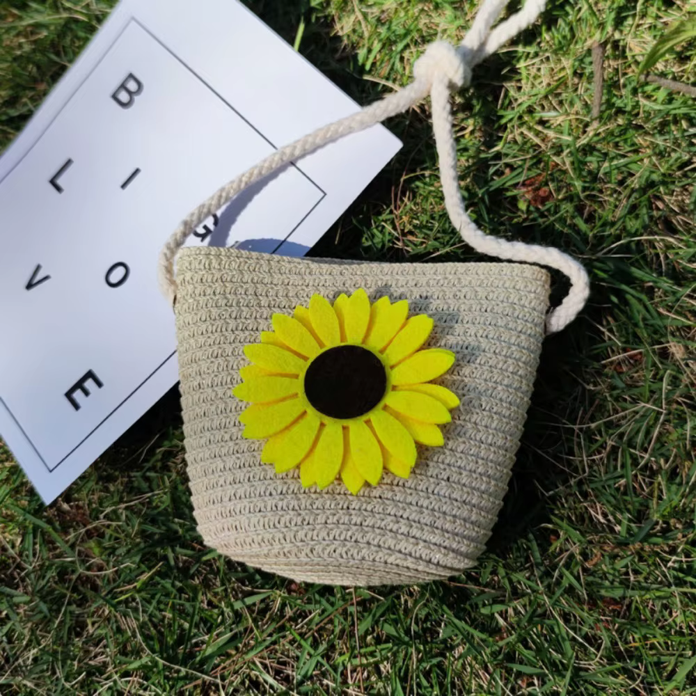 Mini bolso bandolera de paja con diseño floral