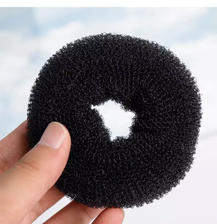 Mujer usando el rizador de pelo estilo coreano