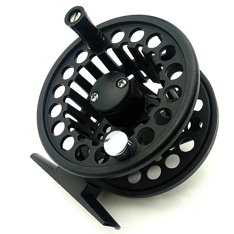 Carrete de pesca con mosca de metal negro con engranaje 1:1