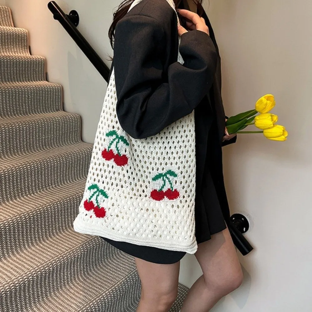 Bandolera de mujer con patrón bordado de cerezas – verano calado - imagen 3