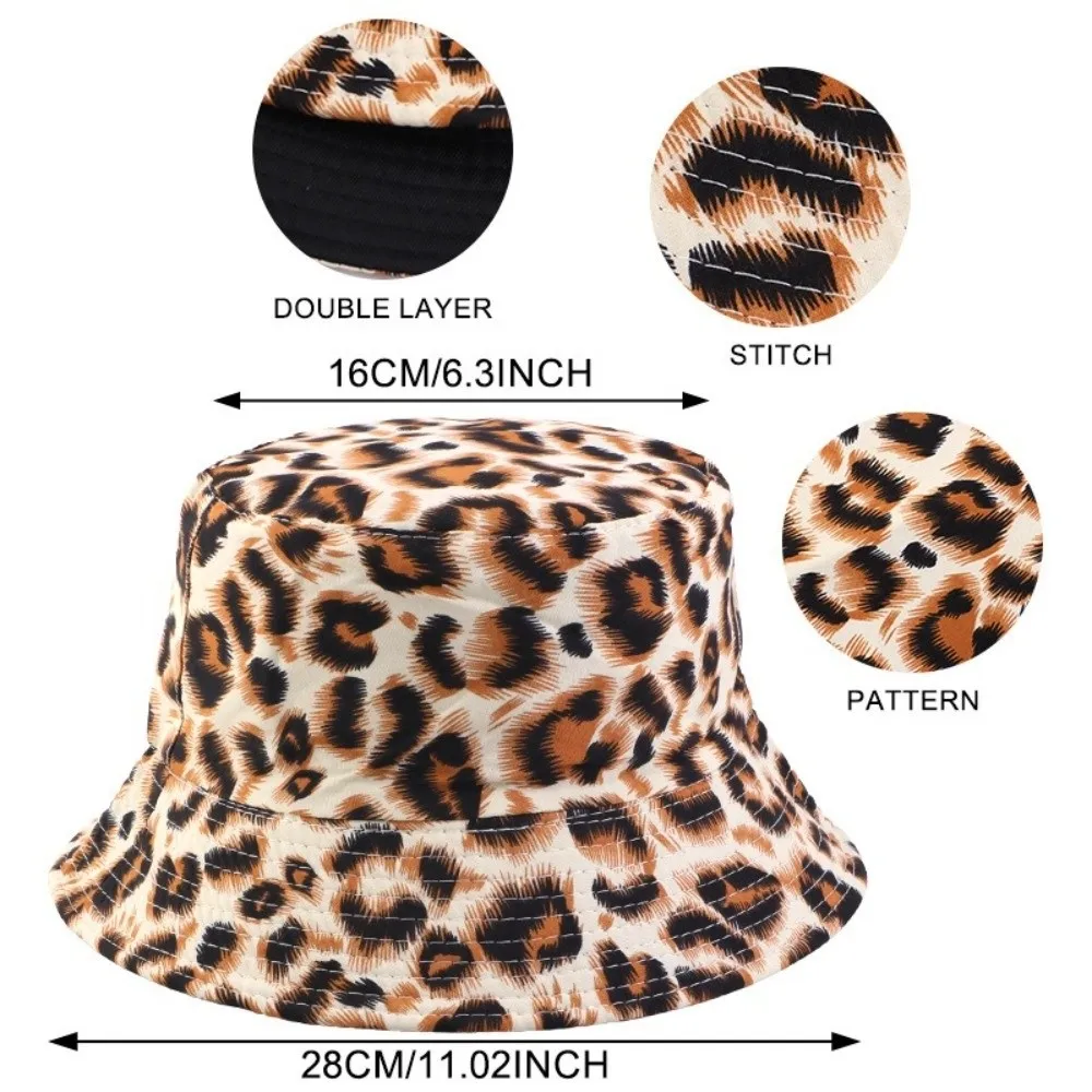 Detalle del estampado de leopardo y costuras precisas