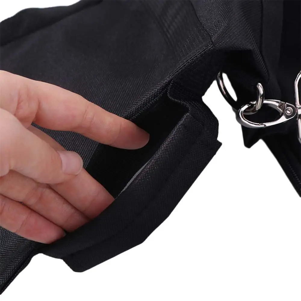 Bolsa plegada al lado de un carrito de golf