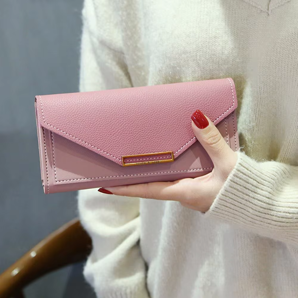 Detalle de la billetera femenina con broche