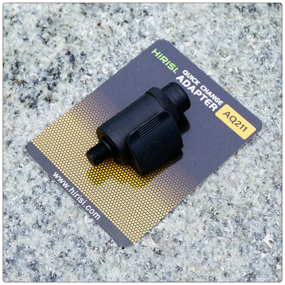 Conector en mano mostrando facilidad de uso